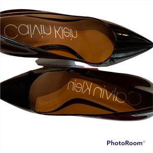 Calvin Klein classic BLACK faux LEATHER pump heel with name plate.  SIZE 7.5us
